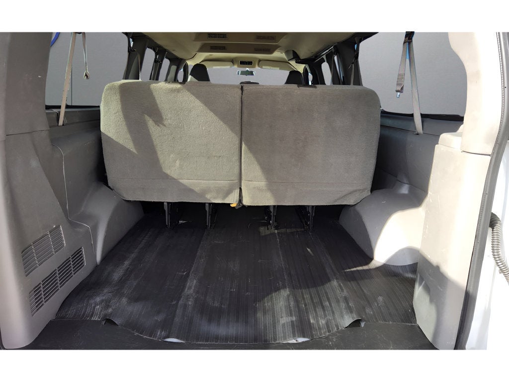 2023 Chevrolet Express Passenger 3500 1LS