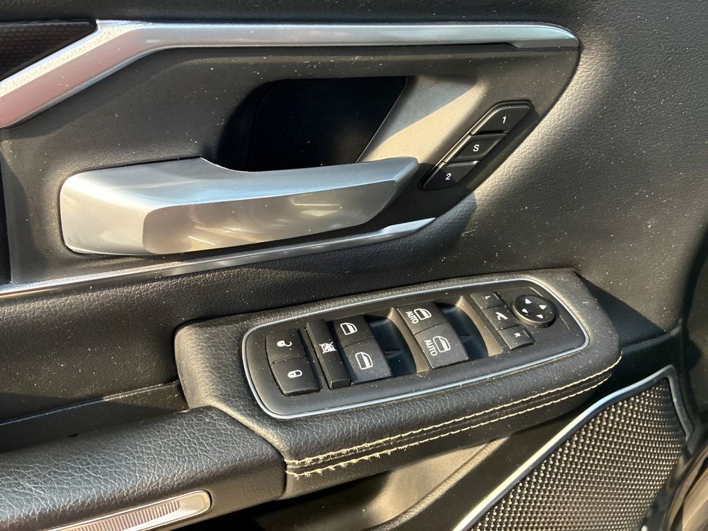 2020 RAM 1500 Laramie Crew Cab 4x4 5'7' Box