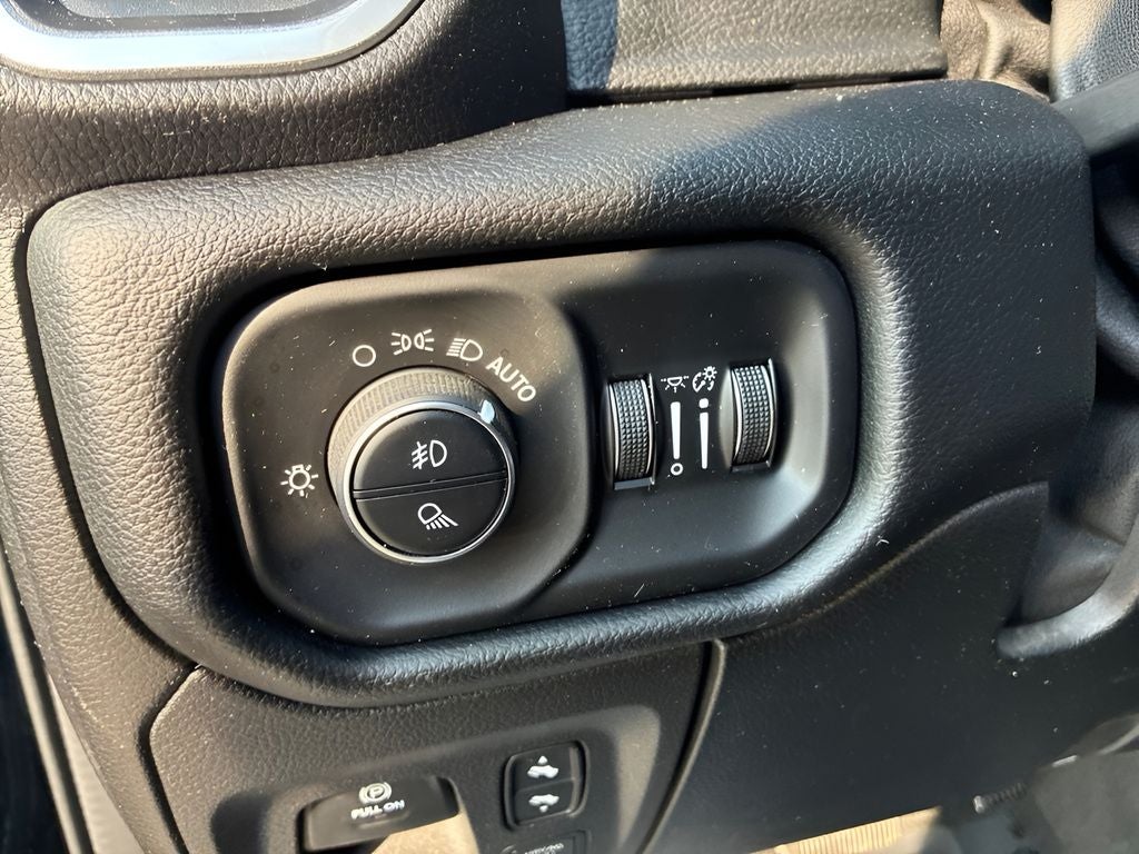 2020 RAM 1500 Laramie Crew Cab 4x4 5'7' Box