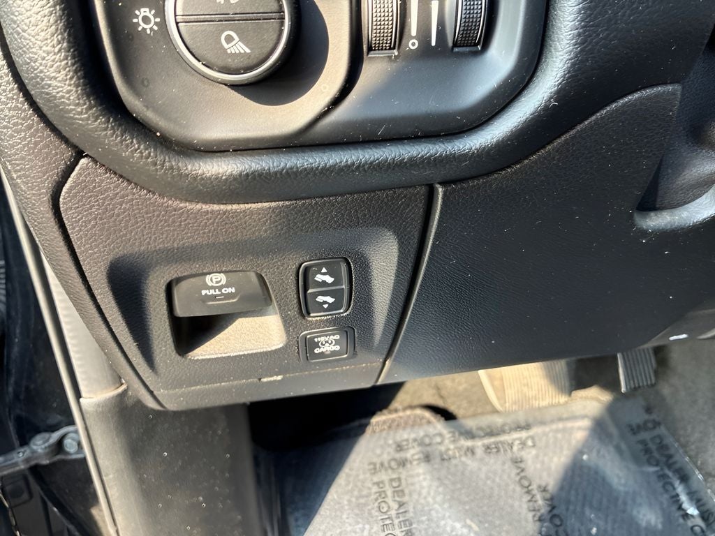 2020 RAM 1500 Laramie Crew Cab 4x4 5'7' Box