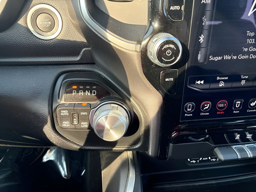 2020 RAM 1500 Laramie Crew Cab 4x4 5'7' Box