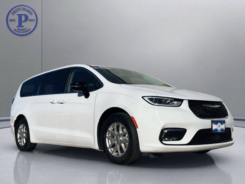 2024 Chrysler Pacifica Touring L's photo